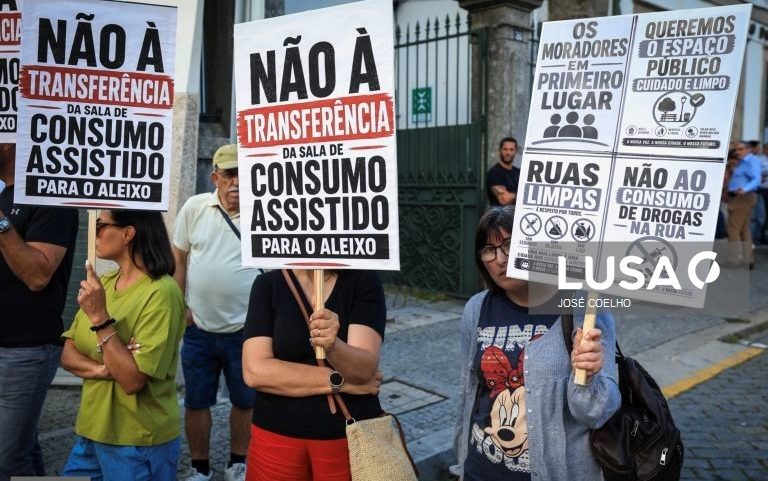 Cerca de 100 pessoas protestaram contra sala de consumo no Aleixo, Porto