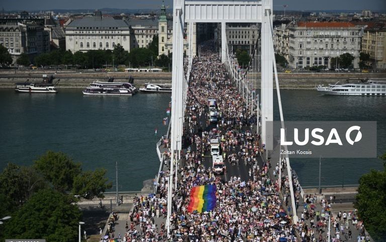 Dezenas de milhares de pessoas na marcha do Orgulho LGBTQ+ em Budapeste