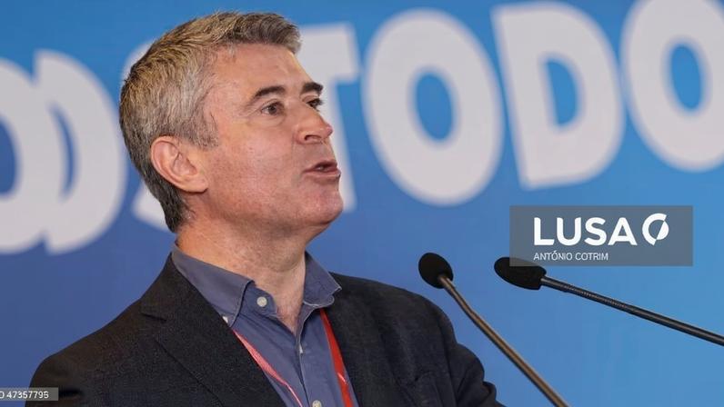 Carneiro reclama vitória do PS na reforma laboral e PSU e pede a Montenegro que “tire cabeça da areia”