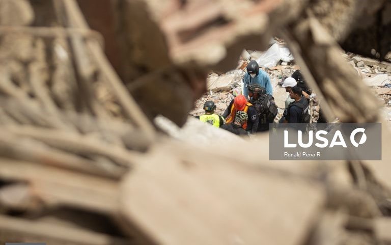 Vizinhos e socorristas enfrentam réplicas para resgatar moradores em Caracas