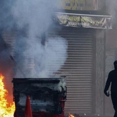 Motins em Belfast após esfaqueamento causam incêndios e cortes de estradas