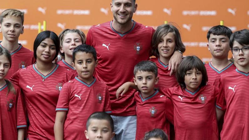 Diogo Dalot conviveu com crianças na Amadora