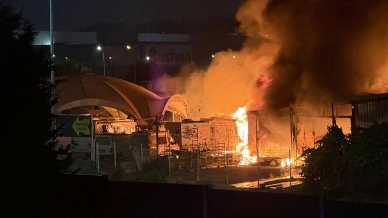 Stand de autocaravanas em fogo junto ao Mar Shopping, Leça da Palmeira