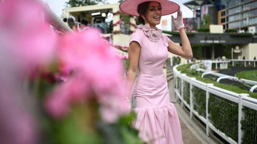 Ascot: chapéus extravagantes dominam o desfile, ofuscando os cavalos