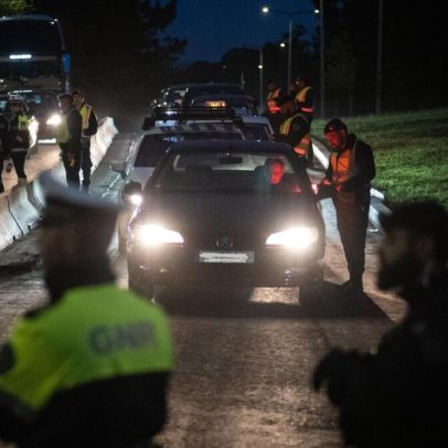 Assaltantes perseguidos por 50 quilómetros abalroaram carros da GNR no Porto