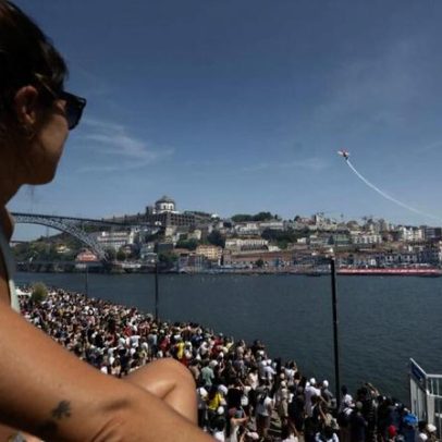 Regresso dos aviões ao Douro é recebido em peso na Ribeira