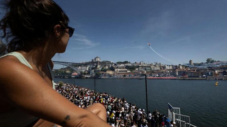 Regresso dos aviões ao Douro é recebido em peso na Ribeira