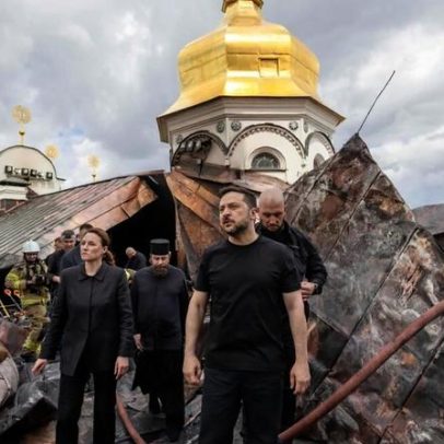 Zelensky condena ataque a catedral histórica em Kiev; Rússia nega autoria