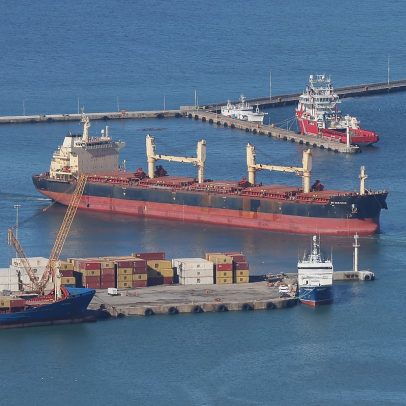 Tráfego no Estreito de Ormuz atinge máximo desde abril após memorando EUA-Irão