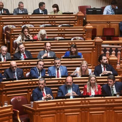 Chega abstém-se e aprova pacote laboral; PCP critica, Montenegro cauteloso