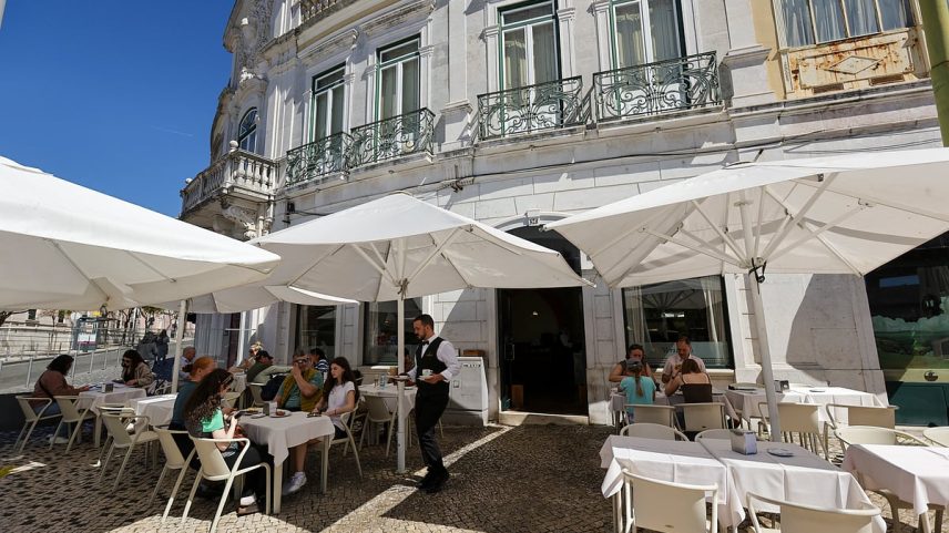 Restauração em modo sobrevivência pede apoio ao Governo para verão incerto