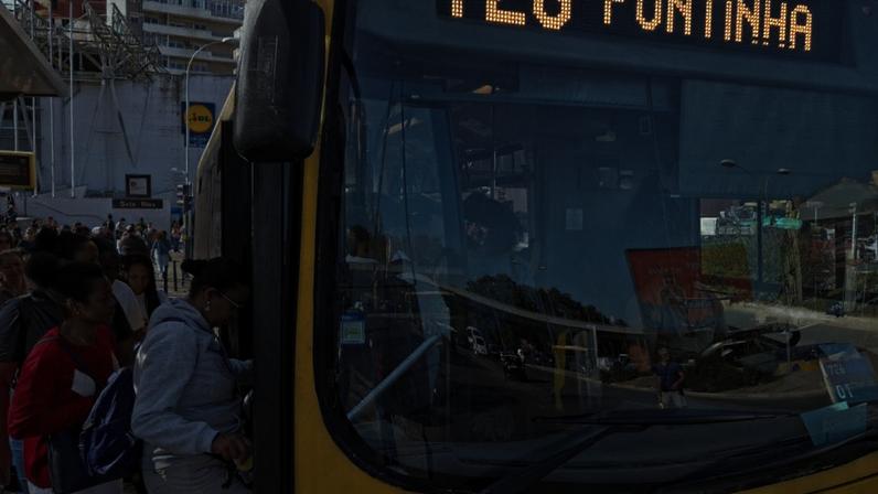 Passageiros a entrarem no autocarro em Sete Rios