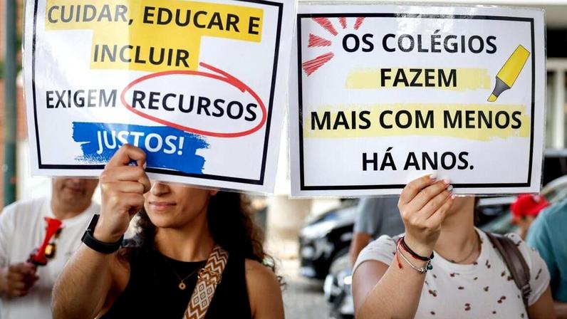 Mais de 50 em protesto por verbas para colégios de ensino especial