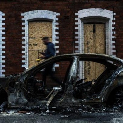 Belfast sofre violência anti-imigração: carros incendiados e famílias em fuga