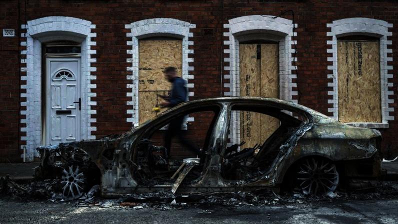Belfast sofre violência anti-imigração: carros incendiados e famílias em fuga