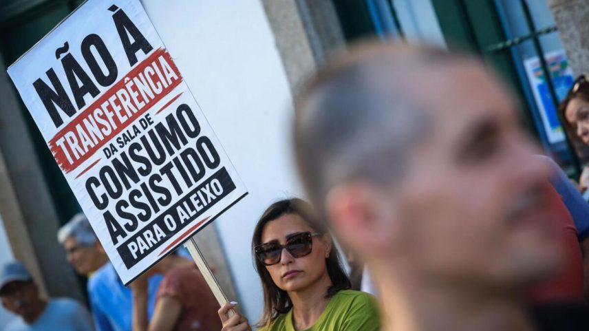 Protesto de moradores reúne 100 contra transferência de sala de chuto para o Aleixo