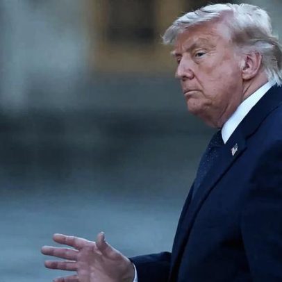 Trump assina acordo com Teerão