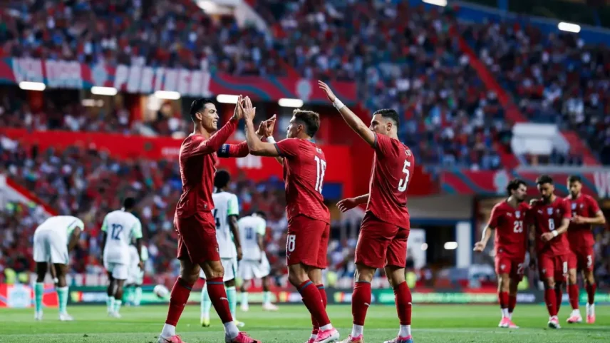 Cristiano Ronaldo, muito perdulário, dá os parabéns a Pedro Neto pelo golo