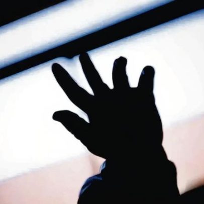 Mãe amamenta bebé num voo enquanto transporta cocaína