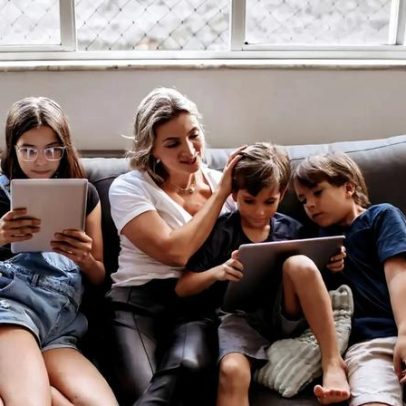 Adolescentes com pais distraídos pelo telemóvel são mais inseguros