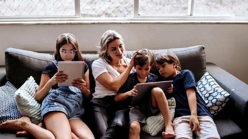 Adolescentes com pais distraídos pelo telemóvel são mais inseguros
