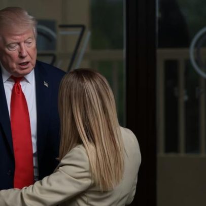 Meloni nega ter implorado por foto com Trump; afirmação é invenção