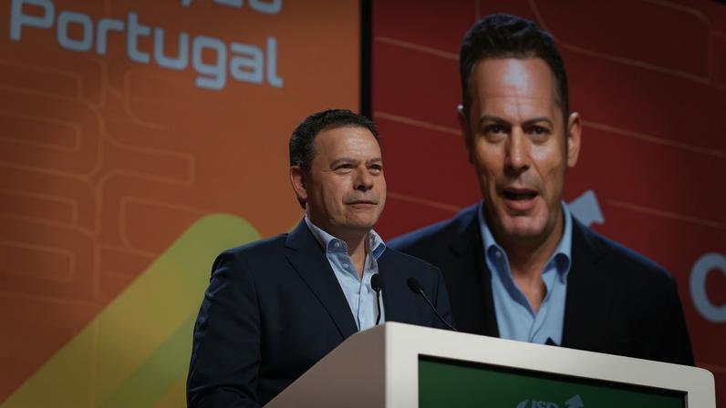 Congresso do PSD enfrenta derrota na reforma laboral e críticas de Passos Coelho