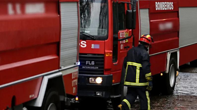Incêndio em habitação mobiliza bombeiros em Santo Tirso