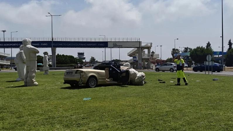 Despista-se e colide com estátua numa rotunda em Faro