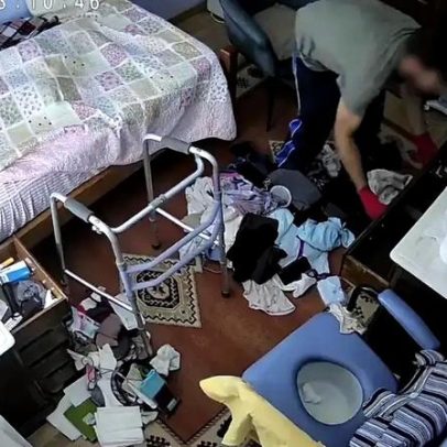 Ladrão filmado a roubar idosa na cama continua a ser procurado