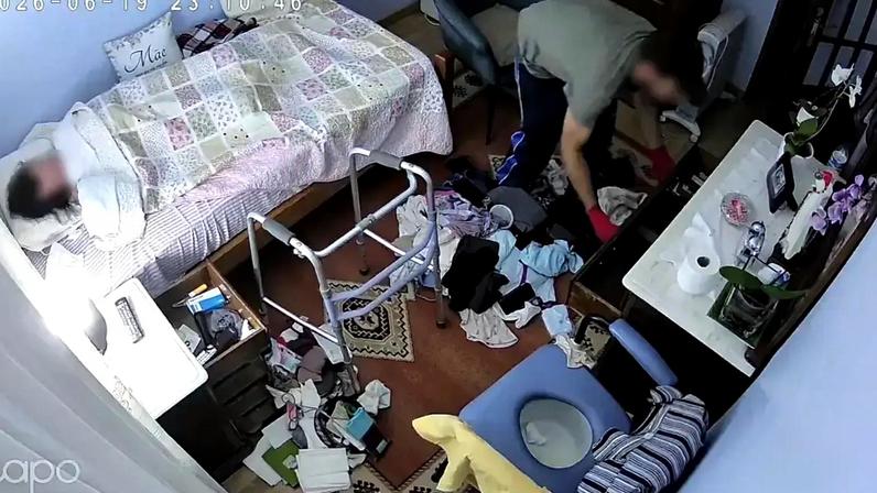 Ladrão filmado a roubar idosa na cama continua a ser procurado