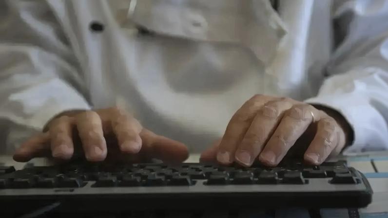 Médicos de família privados acusam Governo de inação e alegam desculpa da ministra aos imigrantes