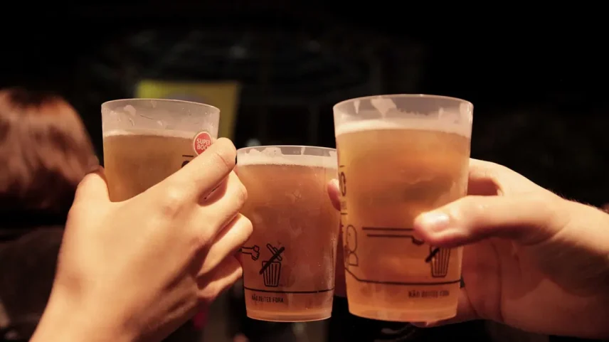 Consumo de álcool na juventude aumenta risco de cancro de mama, diz estudo