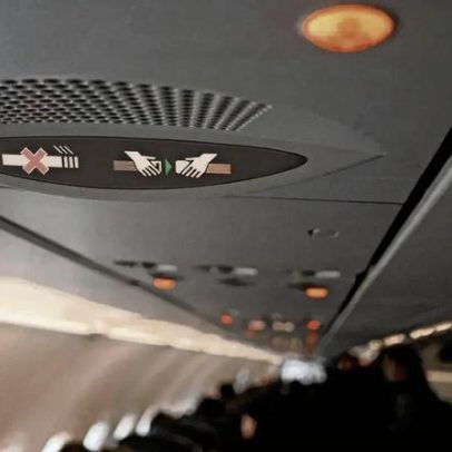 Mais passageiros são apanhados e multados por fumar dentro de aviões