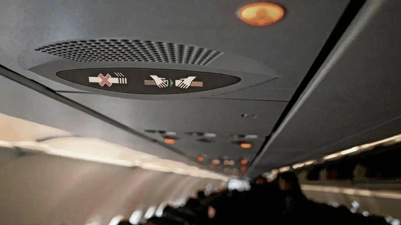 Mais passageiros são apanhados e multados por fumar dentro de aviões