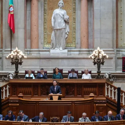 Debate sobre alterações à lei laboral com CGTP a manifestar-se e UGT nas galerias