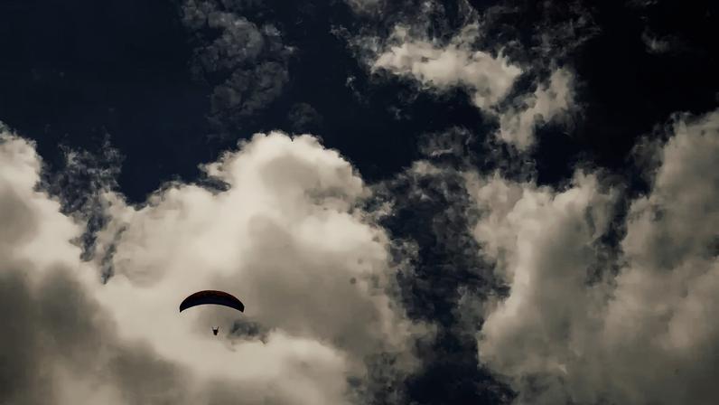 A bordo seguiam o piloto da aeronave turística e dez pessoas que iriam saltar de paraquedas