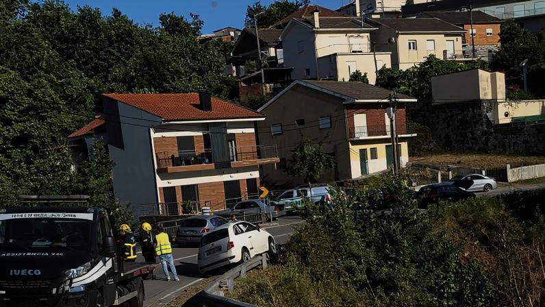 Carro despista-se, capota e fica pendurado num guarda-rail em Fafe