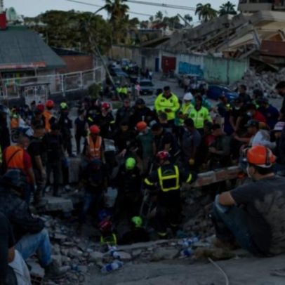 Pai e filho resgatados com vida entre escombros na Venezuela