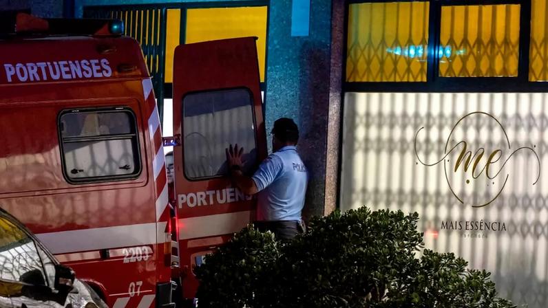 Mulher foi morta com dois tiros numa loja da Areosa, no Porto
