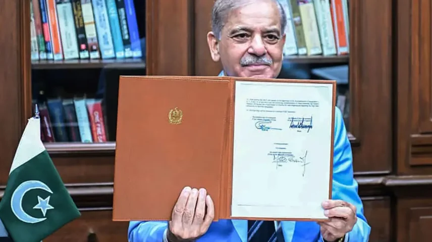 Presidente do Paquistão, que foi país mediador das negociações, exibe o acordo assinado por EUA e Irão