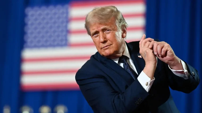 Donald Trump tem posto o nome e o rosto em diversos locais durante o seu segundo mandato na Casa Branca