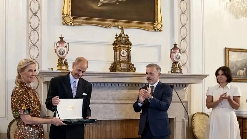 Duques de Edimburgo receberam as Chaves da Cidade do Porto pelas mãos do presidente da Câmara Municipal, Pedro Duarte, numa cerimónia simbólica nos Paços do Concelho