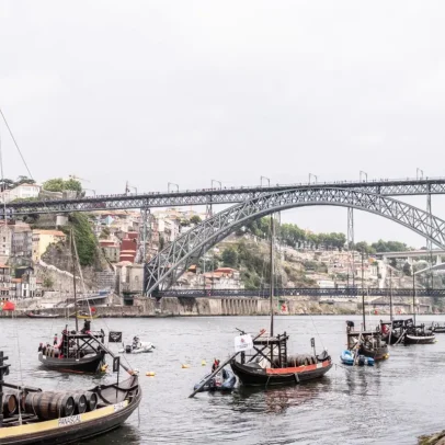 Mulher cai ao Douro com o carro e é resgatada por embarcação de recreio
