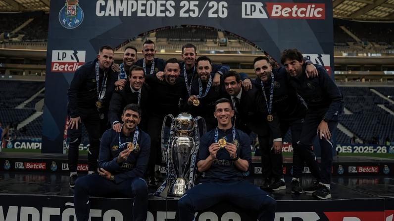 Francesco Farioli com a restante equipa técnica do F. C. Porto nos festejos do título