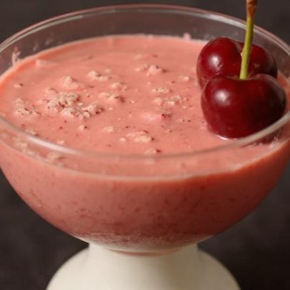 Gelado de cerejas com iogurte grego para se refrescar