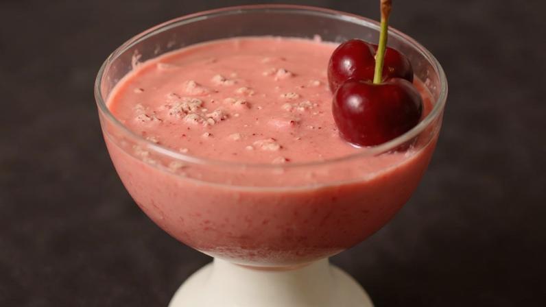 Gelado de cerejas com iogurte grego para se refrescar