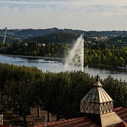 Autocarros de turismo deixam a zona da Portagem, Coimbra
