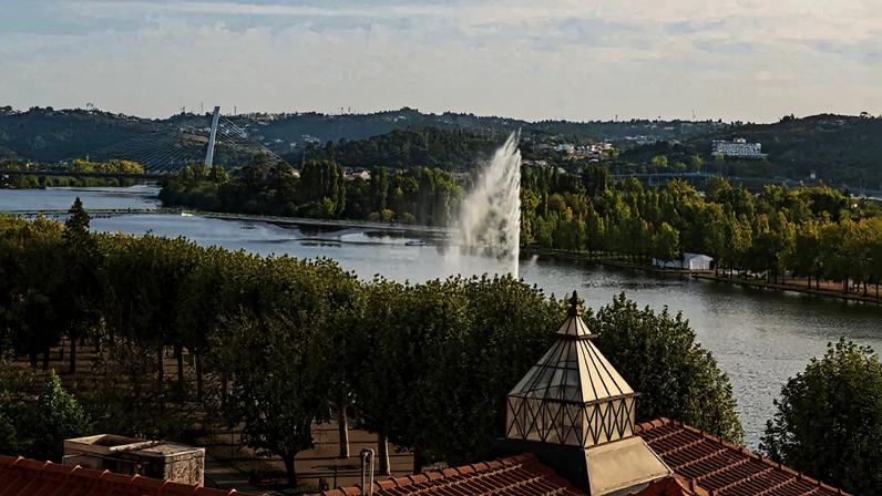 Autocarros de turismo deixam a zona da Portagem, Coimbra
