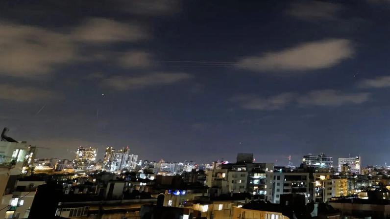 Rasto dos mísseis disparados pelo Irão nos céus da cidade israelita de Netanya